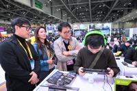 [NSP PHOTO]넷마블·코웨이 방준혁 의장, 지스타 2025 현장 방문…출품작 직접 체험하며 이용자 의견 경청