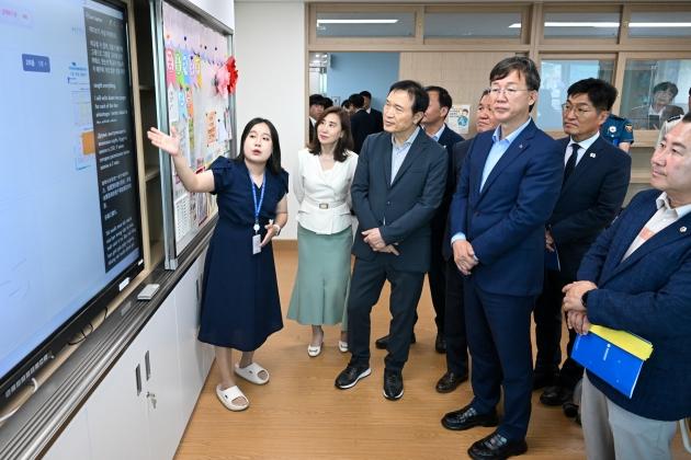 NSP통신-이민근 안산시장이 6월 17일 임태희 경기도교육감을 비롯한 관계자들과 원곡초등학교 교육 현장을 둘러보고 있다. (사진 = 안산시)