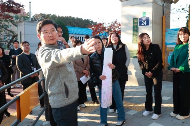 NSP통신-이상일 용인특례시장이 14일 포곡초등학교에서 학부모들과 만나 학생들의 안전을 위한 방안을 논의했다. (사진 = 용인특례시)