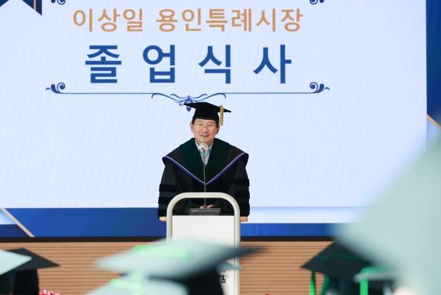 NSP통신-14일 용인시농업기술센터에서 열린 용인그린대학 제19기 및 대학원 제10기 졸업식에서 축사 하는 이상일 용인특례시장. (사진 = 용인특례시)
