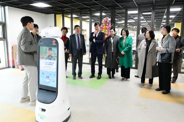 NSP통신-이민근 안산시장이 2월 28일 원곡초등학교를 방문해 관계자들과 함께 교육 관련 현장을 둘러보며 설명을 듣고 있다. (사진 = 안산시)