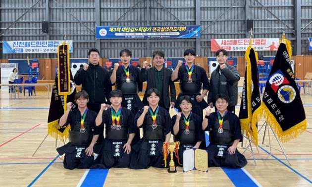 NSP통신-13일 용인특례시 직장운동경기부 검도팀이 제3회 대한검도회장기 전국실업검도대회에서 금메달을 획득한 뒤 기념 촬영 하는 모습. (사진 = 용인특례시)