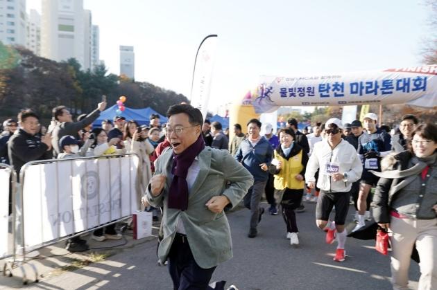 NSP통신-신상진 성남시장과 참가자들이 물빛정원 탄천 마라톤대회에서 힘차게 달리고 있다. (사진 = 성남시)