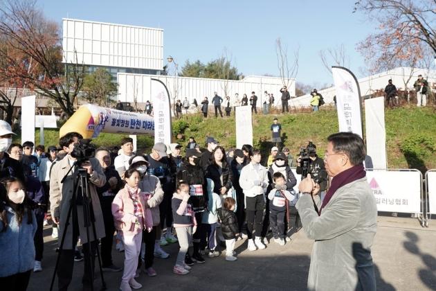 NSP통신-15일 신상진 성남시장이 오리공원 탄천변에서 열린 물빛정원 탄천 마라톤대회 개회식에서 축사 하고 있다. (사진 = 성남시)