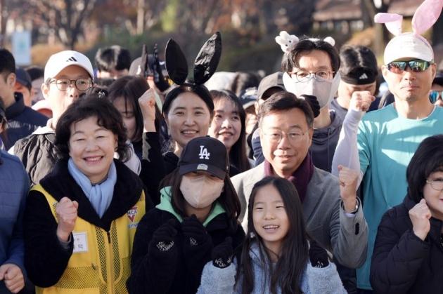NSP통신-신상진 성남시장이 물빛정원 탄천 마라톤대회 참가자들과 기념 촬영 하는 모습. (사진 = 성남시)