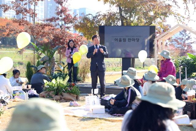 NSP통신-박승원 광명시장이 15일 안양천 지방정원 시범구간에서 개최한 정원 어울림 한마당에 참석해 인사말을 하고 있다. (사진 = 광명시)