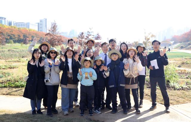 NSP통신-박승원 광명시장이 15일 안양천 지방정원 시범구간에서 개최한 정원 어울림 한마당에 참석해 시민들과 기념사진을 촬영하고 있다. (사진 = 광명시)