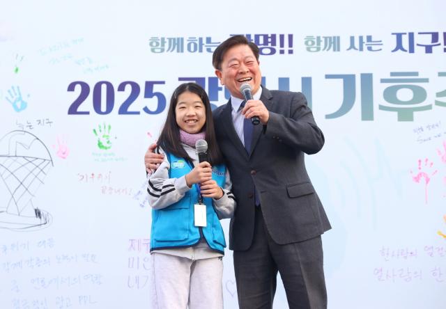 NSP통신-박승원 광명시장이 15일 광명시평생학습원 일대에서 개최한 2025 광명시 기후주간 폐막식에 참석해 어린이 기회기자와 기념사진을 촬영하고 있다. (사진 = 광명시)