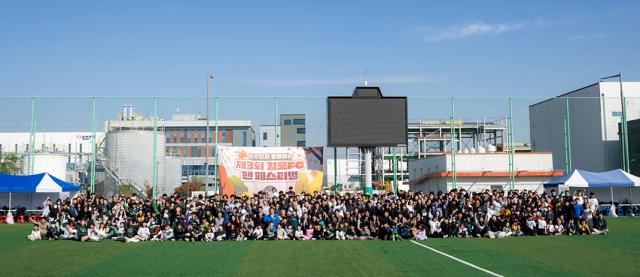 NSP통신-김포FC 선수단과 함께한 2025 팬 페스티벌 참가자들 모습. (사진 = 조이호 기자)