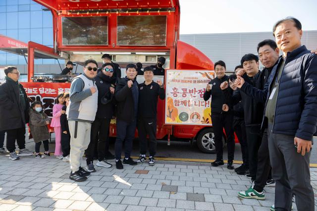 NSP통신-더본코리아에서 탕수육 700인분을 무료로 팬들에게 제공한 모습. (사진 = 조이호 기자)