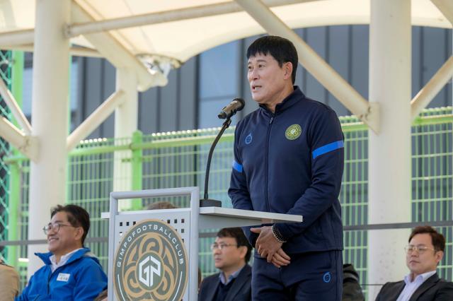 NSP통신-고정운 감독이 팬들에게 인사말을 하고 있는 모습. (사진 = 조이호 기자)