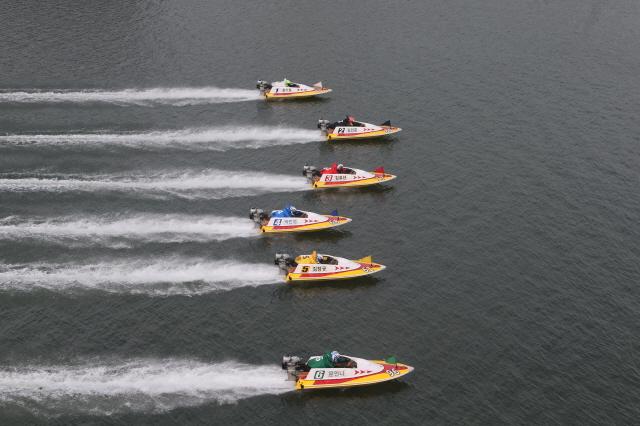 NSP통신-미사 경정장에서 선수들이 물보라를 일으키며 질주하고 있다. (사진 = 국민체육진흥공단)