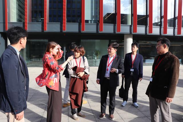NSP통신-영국문화원 관계자의 설명을 듣고 있는 김병수 김포시장과 대표단 모습. (사진 = 김포시)