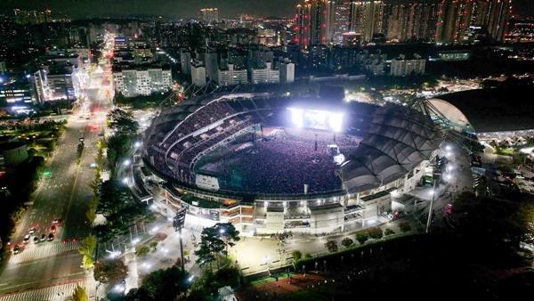 NSP통신-공연 열기로 가득찬 고양종합운동장 전경 (사진 = 고양시)
