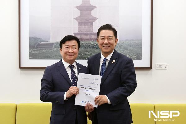 NSP통신-정기명 여수시장이 국회를 방문 지역 주요 현안사업의 국비 증액을 위해 김병기 더불어민주당 원내대표를 만났다. (사진 = 여수시)