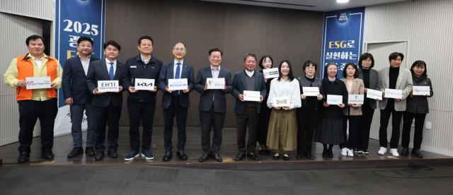 NSP통신-경륜경정총괄본부가 12일 광명 ESG액션팀에 공식 합류했다. 사진은 스포츠 꿈나무 지원 협약식 단체 기념촬영 모습. (사진 = 국민체육진흥공단)