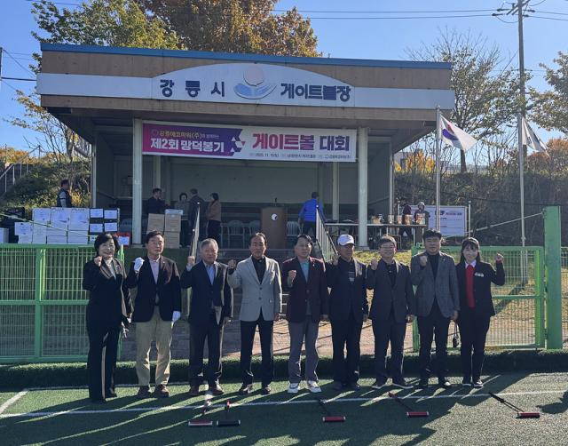 NSP통신-강릉시 망덕봉기 게이트볼대회 동호인들이 기념촬영을 하고 있다. (사진 = 강릉시)