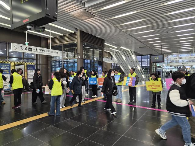 NSP통신-강릉역에서 관광객 맞이 캠페인을 진행하고 있는 모습. (사진 = 강릉시)