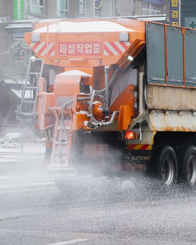 NSP통신-성남시내 제설 작업 중인 차량. (사진 = 성남시)