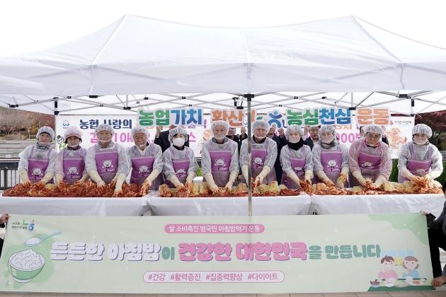 NSP통신-NH농협 성남시지부가 김장김치 1억4000만원 상당을 성남시에 기탁 후 김장김치 담그기 시연에 이어 신상진 성남시장을 비롯한 참석자들이 기념촬영을 하고 있다. (사진 = 성남시)