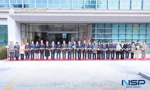 NSP통신-17일 이재식 수원시의회 의장(왼쪽 열두번째)과 이재준 수원시장(왼쪽 열한번째) 및 내빈들이 테이프 컷팅식을 하고 있다. (사진 = 조현철 기자)
