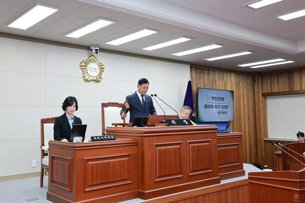 NSP통신-무안군의회 본회의장에서 열린 제305회 제2차 정례회에서 이호성 의장이 개회를 선언하며 본회의를 주재하고 있다. (사진 = 무안군의회)