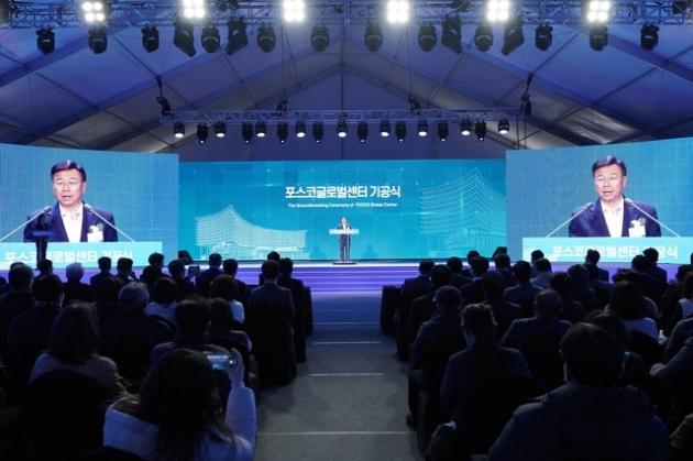 NSP통신-17일 신상진 성남시장이 위례 도시지원시설용지 2부지에서 열린 포스코 글로벌센터 기공식에서 인사말을 하고 있다. (사진 = 성남시)