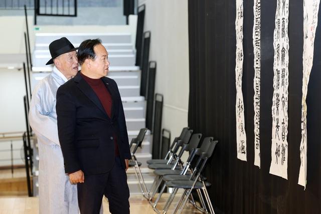 NSP통신-15일 이권재 오산시장(오른쪽)이 작품을 살펴보고 있는 모습. (사진 = 오산시)