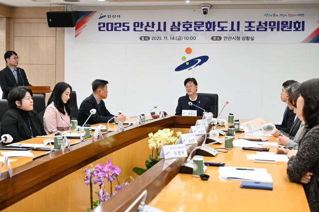 NSP통신-17일 개최된 2025 안산시 상호문화도시 조성위원회에서 이민근 안산시장이 회의를 주재하고 있다. (사진 = 안산시)