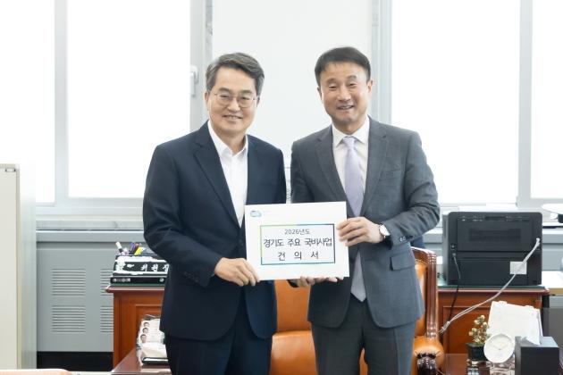 NSP통신-17일 국회를 찾은 김동연 경기도지사가 한병도 국회 예결특별위원장과의 면담에서 15개 주요 도정에 대한 국비 증액 건의 등을 요청했다. (사진 = 경기도)