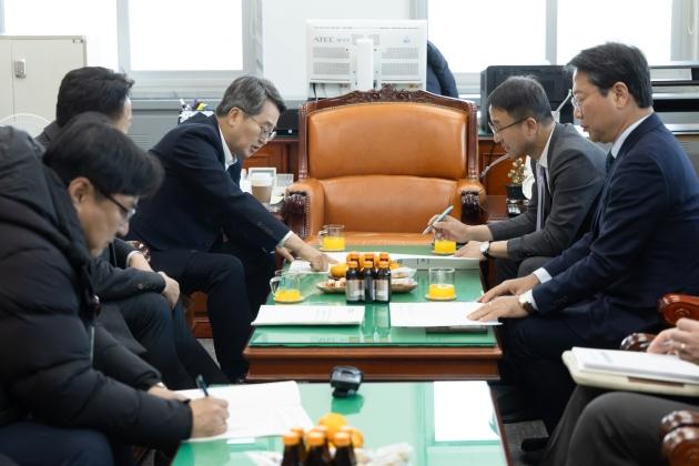 NSP통신-국회를 찾은 김동연 경기도지사가 한병도 국회 예결특별위원장과의 면담을 통해 15개 주요 도정에 대한 국비 증액 건의 등을 요청하고 있다. (사진 = 경기도)