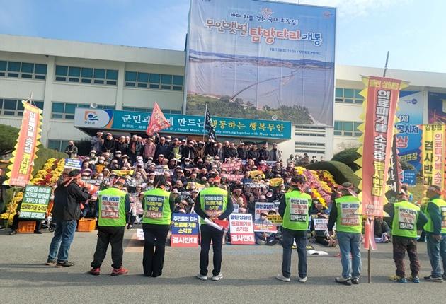 NSP통신-지난 13일 오후 무안군 삼향읍 주민들이 무안군청 앞에서 의료폐기물 소각장 건립을 반대하는 집회를 갖고 있다. (사진 = 오환주)