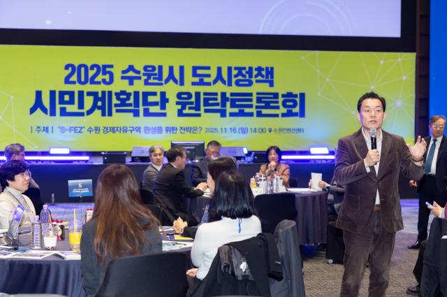 NSP통신-16일 이재준 수원시장(오른쪽)이 도시정책 시민계획단 원탁토론회에서 발언을 하는 모습. (사진 = 수원시)