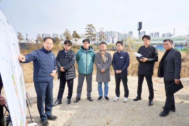 NSP통신-용인특례시의회 도시건설위원회가 2025 행정사무감사 앞두고 주요 사업 현장인 플랫폼시티에서 현지 조사를 실시했다. (사진 = 용인특례시의회)