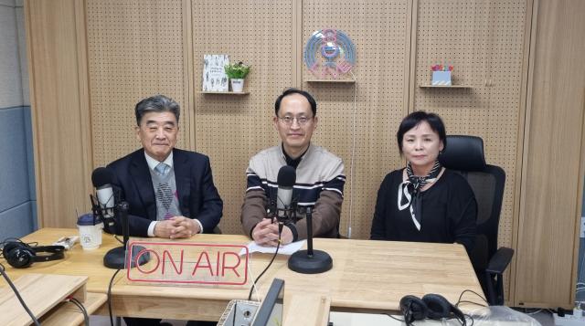 NSP통신-6일 우명동 성신여대 명예교수(왼쪽부터)과 자치분권협의회 구균철 의장, 윤양옥 위원이 첫 방송 녹음 후 기념촬영을 하는 모습. (사진 = 수원시)