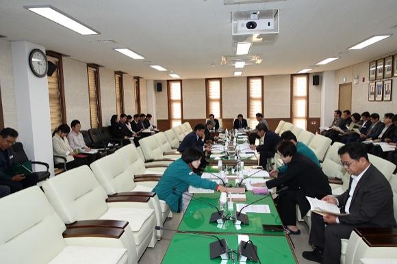 NSP통신-안동시의회는 14일 의회 2층 회의실에서 제6차 의원 전체 간담회를 개최해 2026년도 예산안 및 주요 현안 사업에 대해 논의했다. (사진 = 안동시의회)