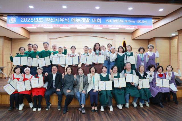 NSP통신-원광디지털대 약선 치유식 메뉴 개발 대회 수상자 단체 기념촬영 모습. (사진 = 원광디지털대)