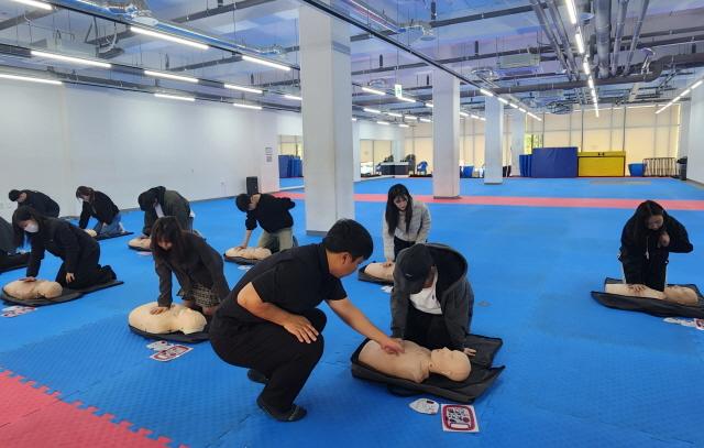 NSP통신-김포대학교 미래인재센터에서 미래 교원으로 활동할 유아교육과, 아동교육과, 무도경호과 재학생들을 대상으로 응급처치 및 심폐소생술 안전교육을 진행하고 있다. (사진 = 김포대학교)