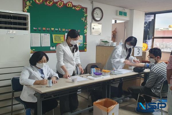 NSP통신-경산시는 지난 16일 외국인근로자 및 가족을 대상으로 2025년 4분기 외국인근로자 무료 건강검진을 경산이주노동자센터에서 실시했다. (사진 = 경산시)