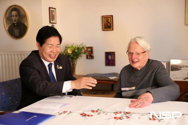 NSP통신-공영민 고흥군수가 오스트리아에서 마리안느 스퇴거를 만나 감사의 뜻을 전하며 담소를 나누고 있다 (사진 = 고흥군)