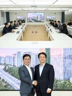 NSP통신-사진 위는 고양시와 네이버클라우가 투자유치 방안 논의를 갖고 있는 모습. 아래는 기념 촬영에 나선 이동환 고양특례시장(오른쪽)과 김유원 네이버클라우드 대표 (사진 = 고양시)