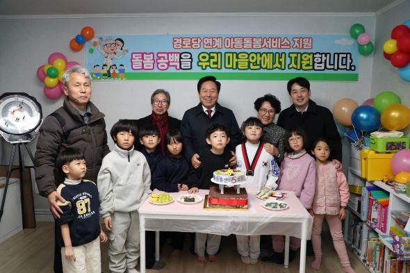 NSP통신-부모가 안심하고 아이가 행복한 도시 아이 키우기 좋은 안동, 2025년 이렇게 달라졌습니다. 무료 육아지원·돌봄 서비스 확충·아동친화정책 본격 추진, 시민이 체감하는 아이 키우기 좋은 도시 실현 (사진 = 안동시)