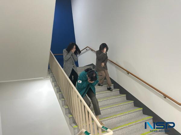 NSP통신-경상북도구미교육지원청은 지난 17일 구미소방서송정119안전센터와 함께 2025 합동소방훈련을 실시했다. (사진 = 구미교육지원청)