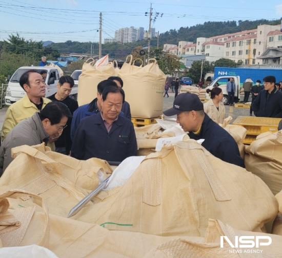 NSP통신-박상근 조합장이 여수시의 공공비축 미곡 수매현장을 둘러보며 농민들을 격려하고 있다. (사진 = 여천농협)