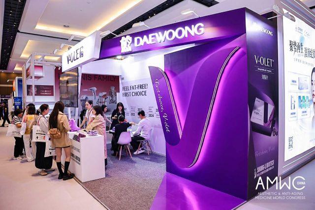 NSP통신-AMWC CHINA 2025에서 브이올렛 부스가 운영되고 있는 모습이다. (사진 = 대웅제약)