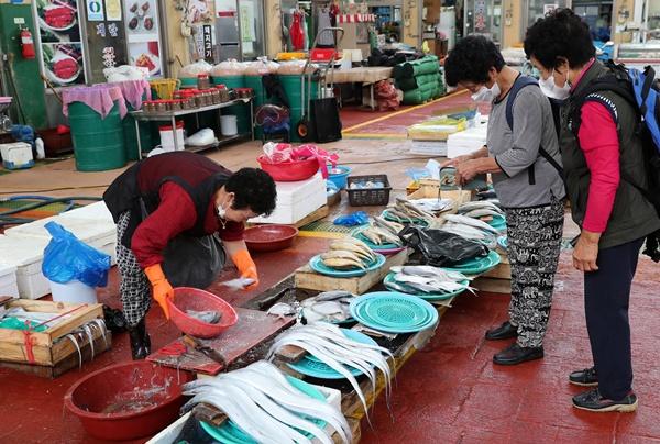 NSP통신-정남진장흥토요시장 상설시장 수산물 코너. (사진 = 장흥군)