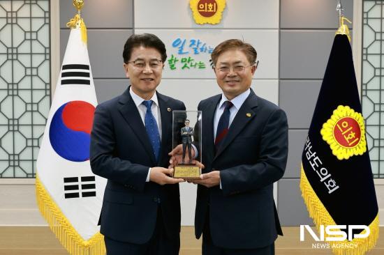 NSP통신-김태균 전남도의장 제1회 자랑스런 우리 도의원상 수상 (사진 = 전남도의회)