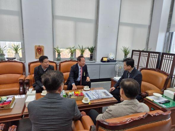 NSP통신-박현국 봉화군수는 17일 예결위 소속 임종득·임미애·박형수·안호영 의원을 잇따라 면담하며 국정과제 실현과 정책 효과 검증을 위해 기존 1차 선정된 12개 군 전 지역에 시범사업을 시행하고 국비 지원 비율을 40%에서 50%로 상향해 줄 것을 요청했다. (사진 = 봉화군)