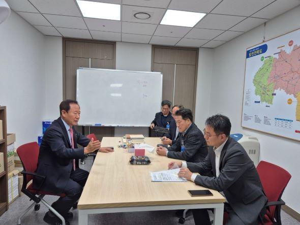 NSP통신-봉화군이 국회 예산결산특별위원회(예결위)를 방문해 농어촌 기본소득 시범사업의 추가 선정 예산 통과를 강력히 촉구했다. (사진 = 봉화군)