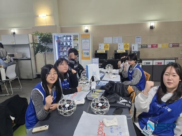 NSP통신-영덕열린아동지역센터 소속 열린 유소년 드론축구단이 지난 16일에 개최된 제5회 서울시 청소년 드론 축구대회에서 8강에 진출하는 값진 성과를 거둬 지역 청소년 계발에 의미 있는 이정표를 세웠다. (사진 = 영덕군)